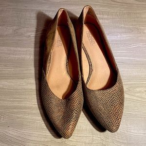 Size 9 1/2 flats. Worn one time. Perfect shoes!